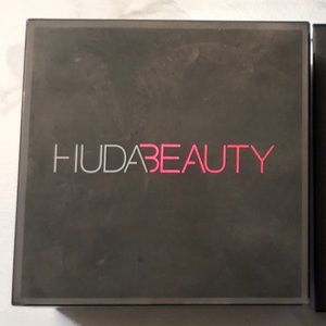Huda Beauty Pound Cake loose banking powder